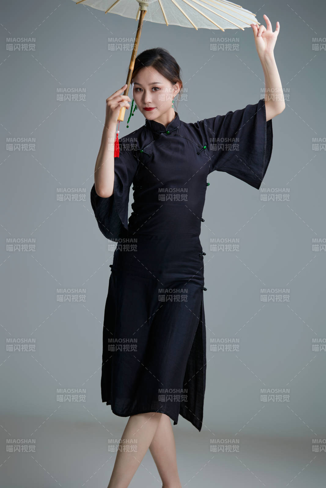 穿中式旗袍手拿油紙傘翩翩舞蹈的亞洲少女舞者