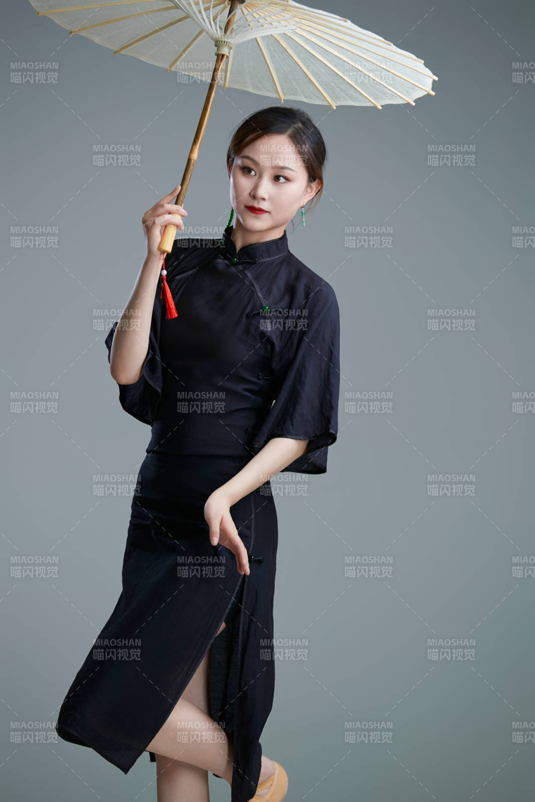 穿中式旗袍手拿油紙傘翩翩舞蹈的亞洲少女舞者