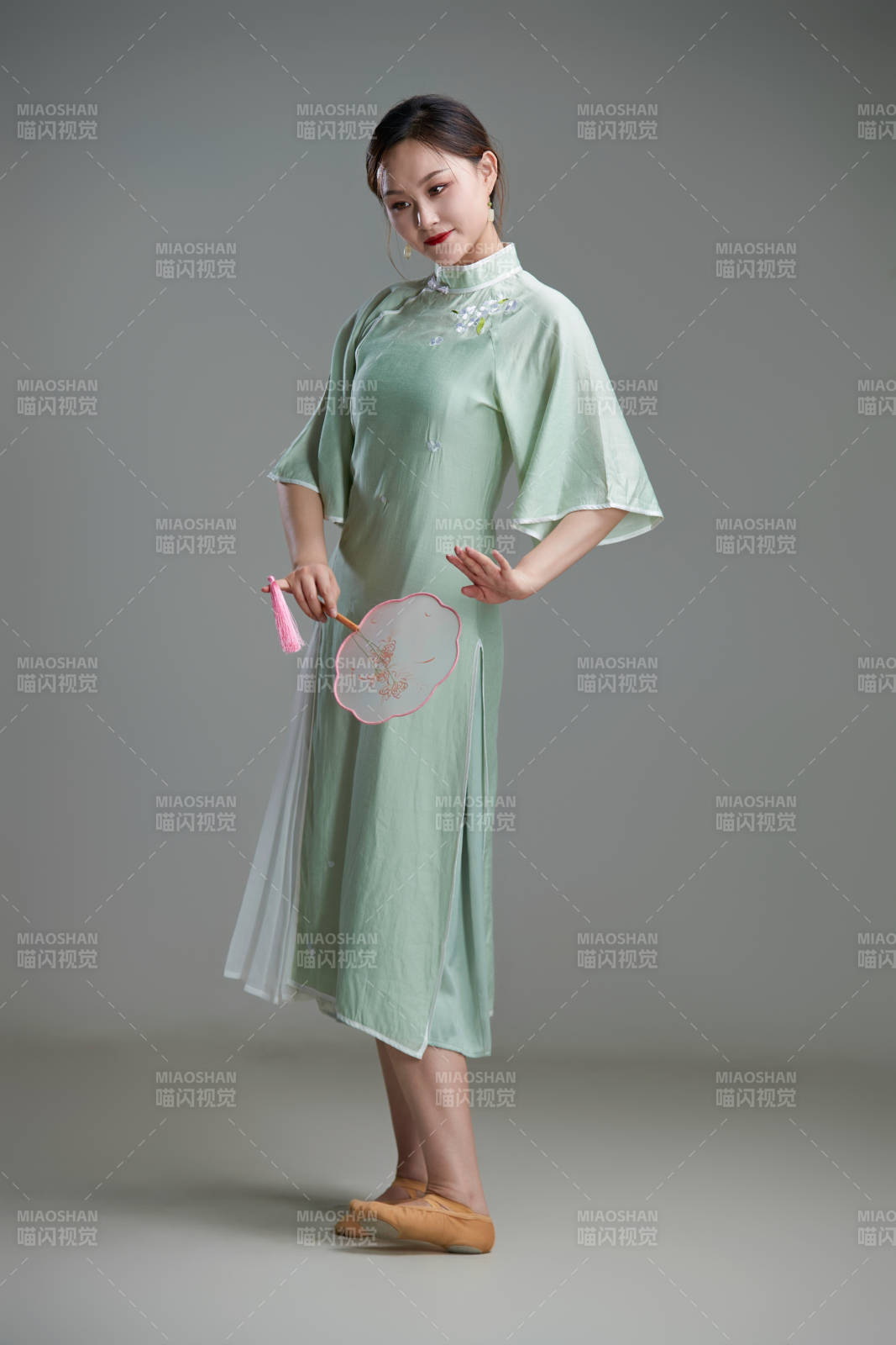 穿著中式旗袍翩翩舞蹈的亞洲少女舞者