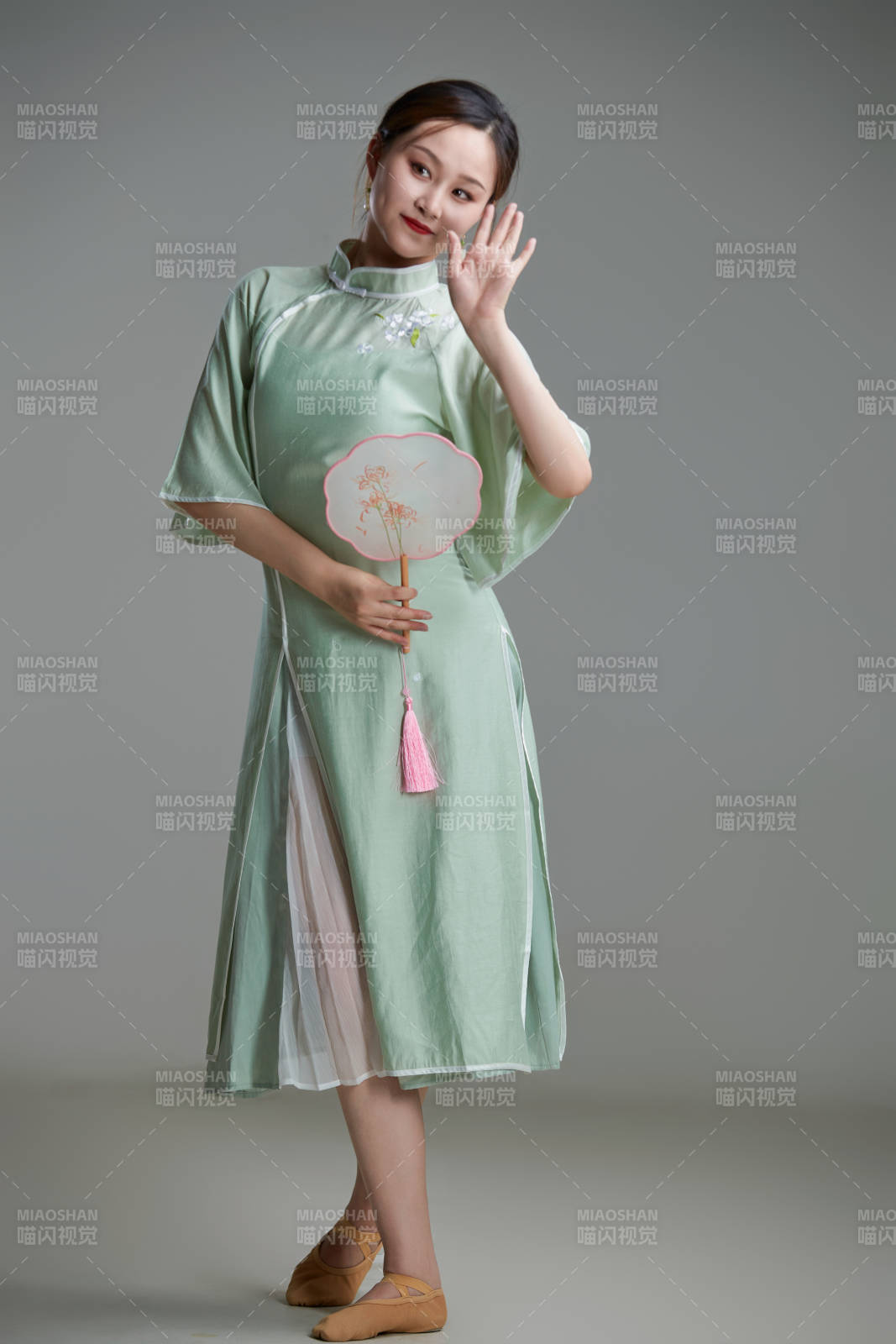 穿著中式旗袍翩翩舞蹈的亞洲少女舞者