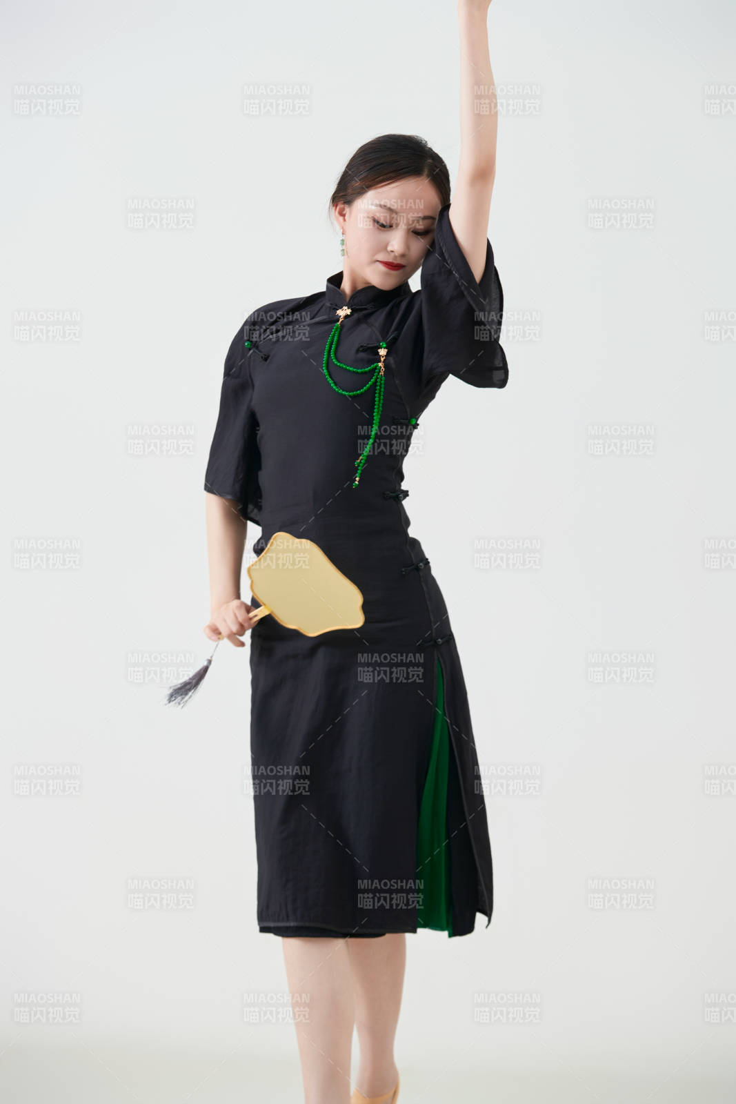 穿著中式旗袍翩翩舞蹈的亞洲少女舞者