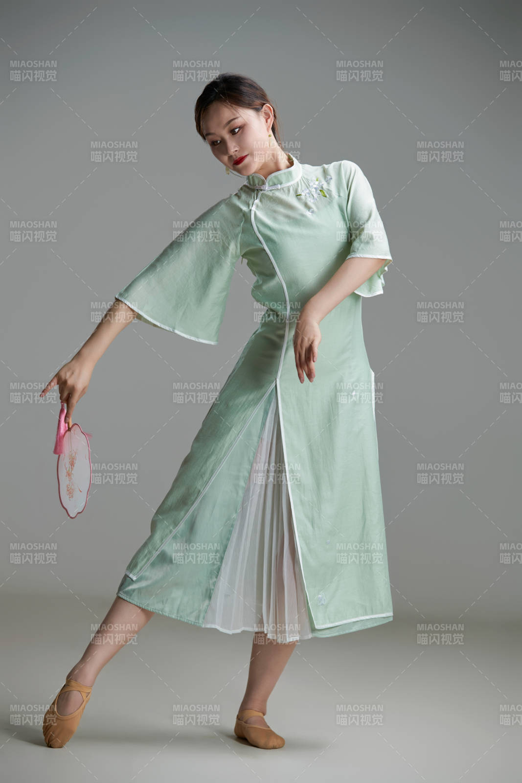 穿著中式旗袍翩翩舞蹈的亞洲少女舞者