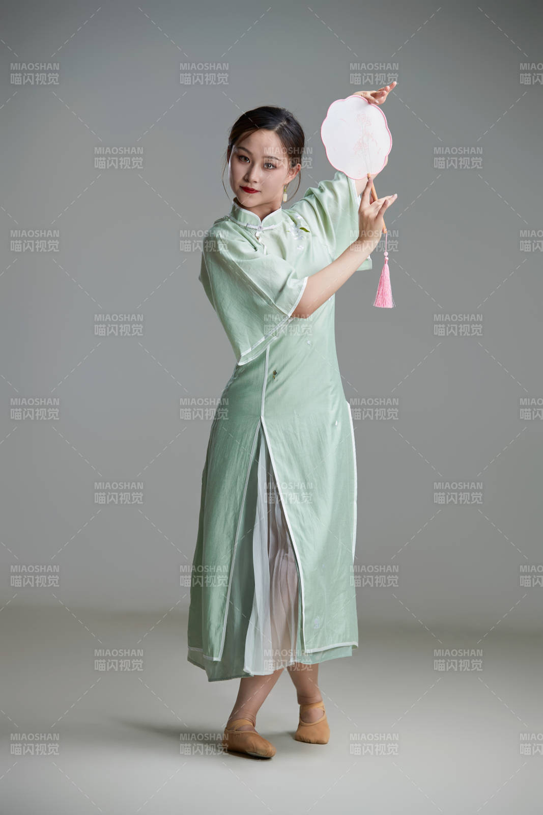 穿著中式旗袍翩翩舞蹈的亞洲少女舞者