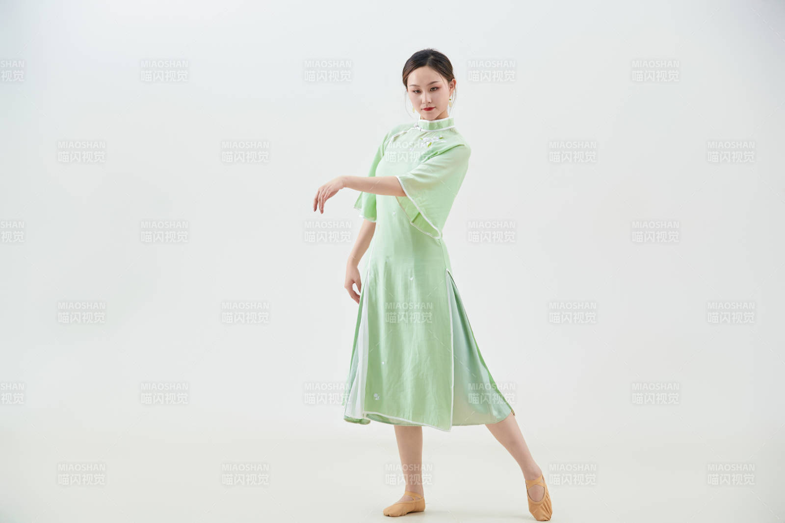 穿著中式旗袍翩翩舞蹈的亞洲少女舞者