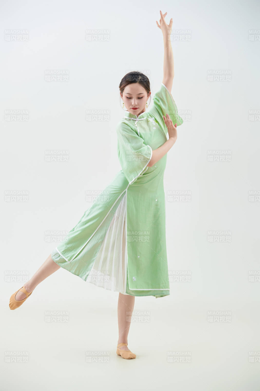 穿著中式旗袍翩翩舞蹈的亞洲少女舞者