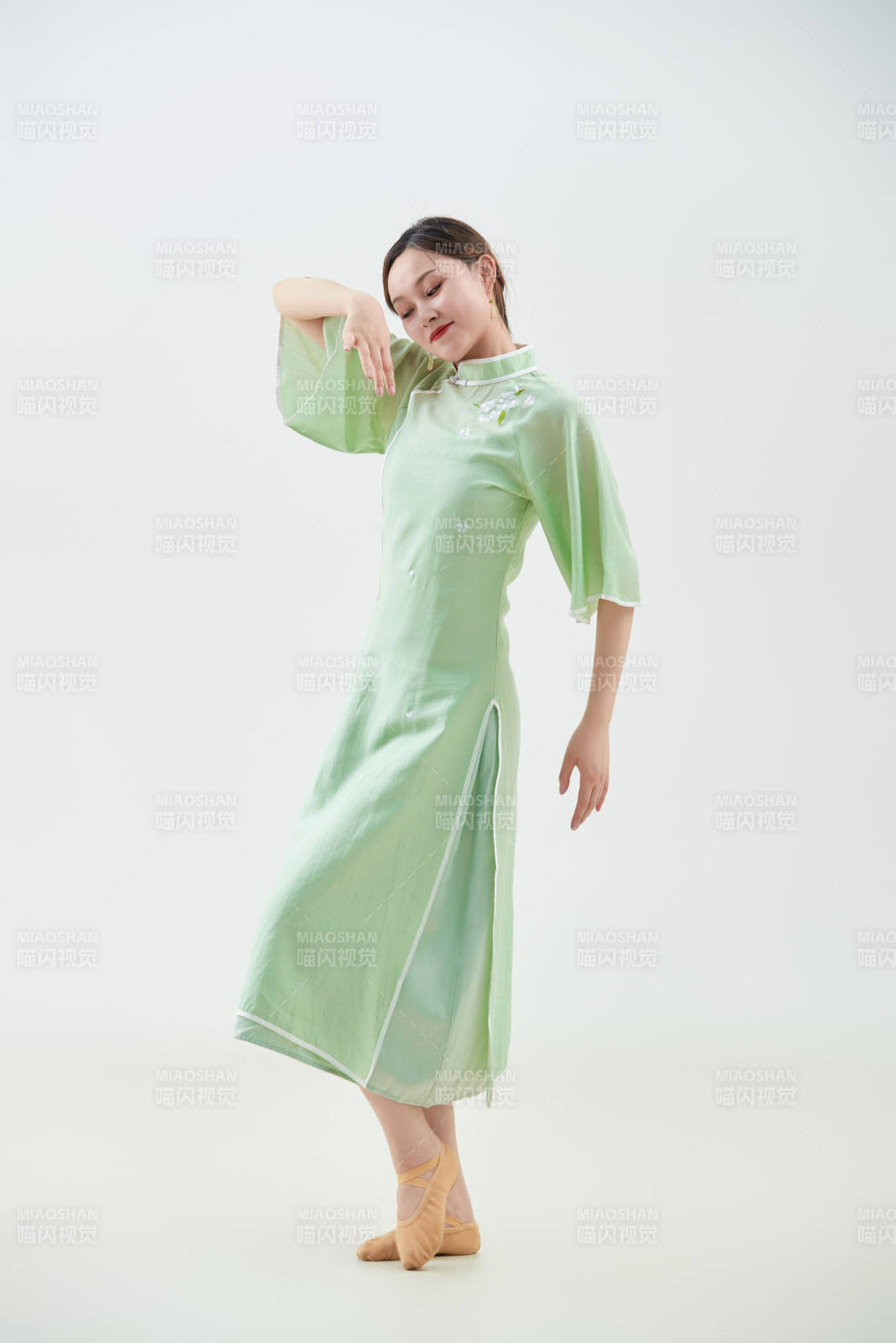 穿著中式旗袍翩翩舞蹈的亞洲少女舞者