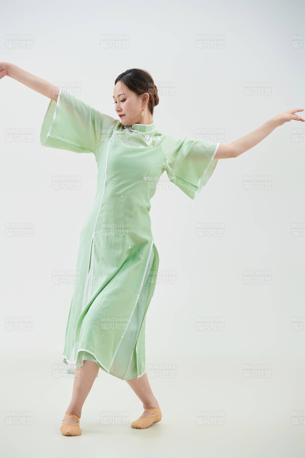 穿著中式旗袍翩翩舞蹈的亞洲少女舞者