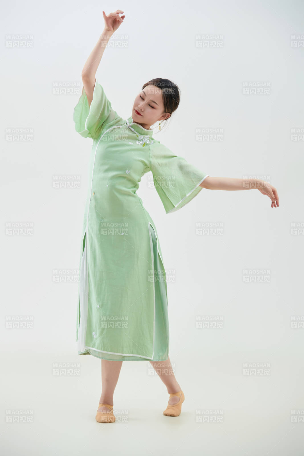 穿著中式旗袍翩翩舞蹈的亞洲少女舞者