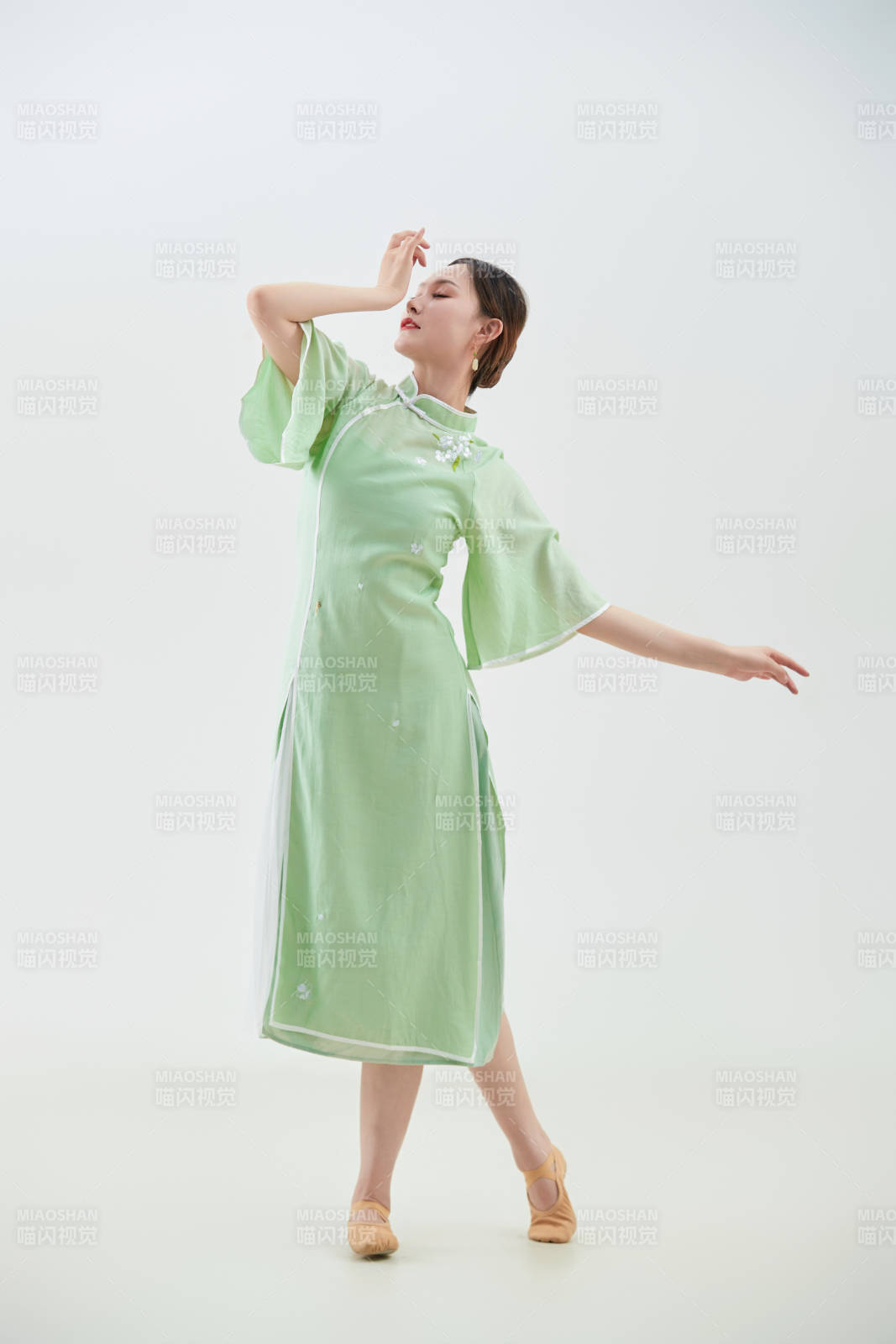 穿著中式旗袍翩翩舞蹈的亞洲少女舞者