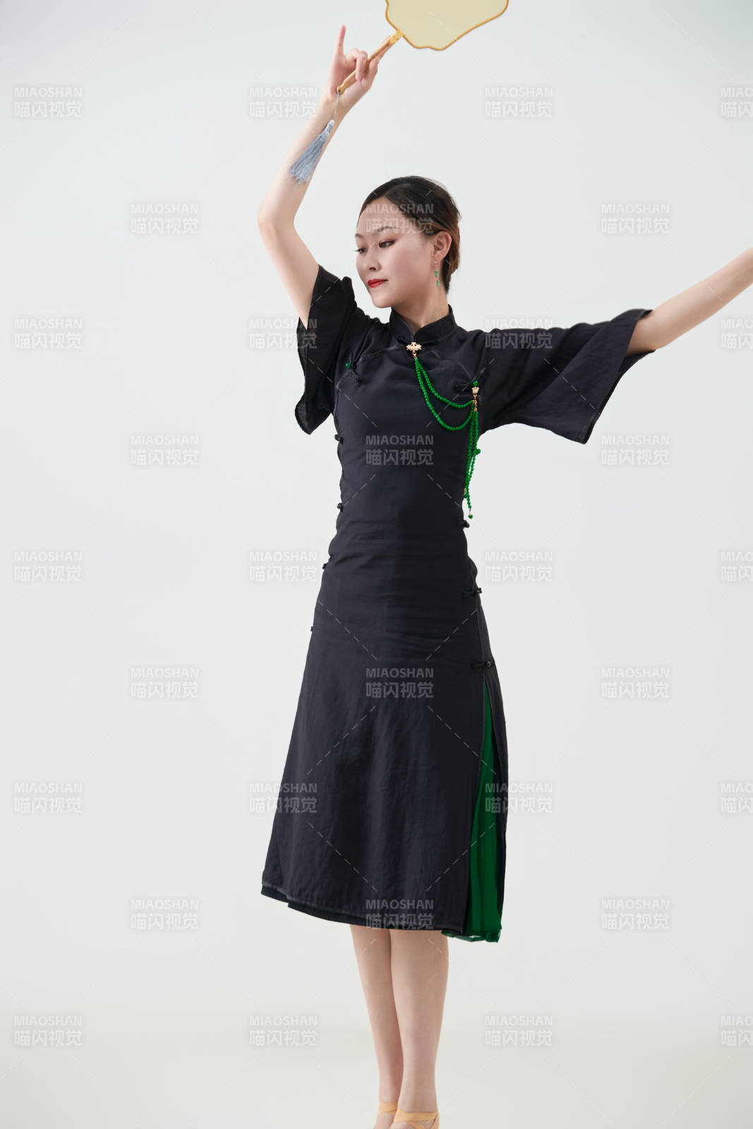 穿著中式旗袍翩翩舞蹈的亞洲少女舞者