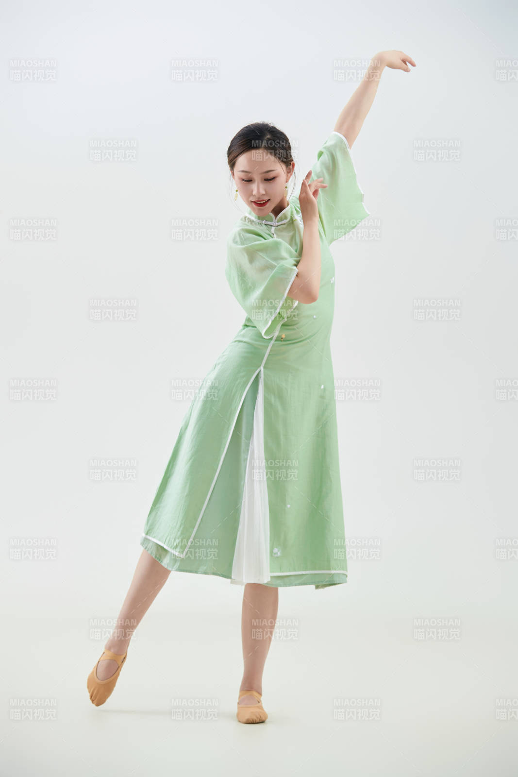 穿著中式旗袍翩翩舞蹈的亞洲少女舞者