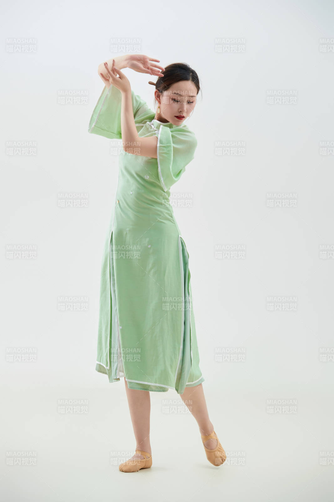 穿著中式旗袍翩翩舞蹈的亞洲少女舞者