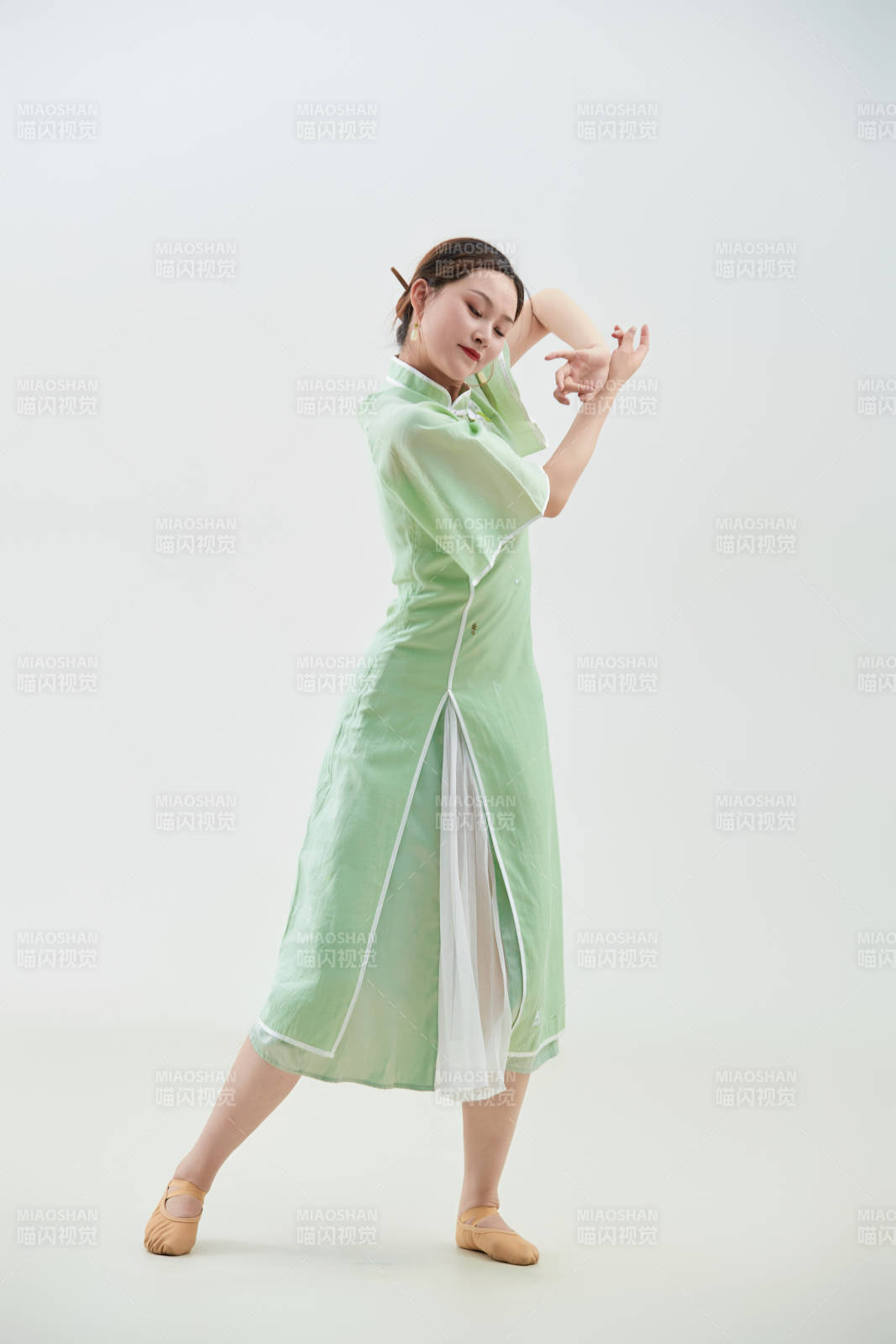 穿著中式旗袍翩翩舞蹈的亞洲少女舞者