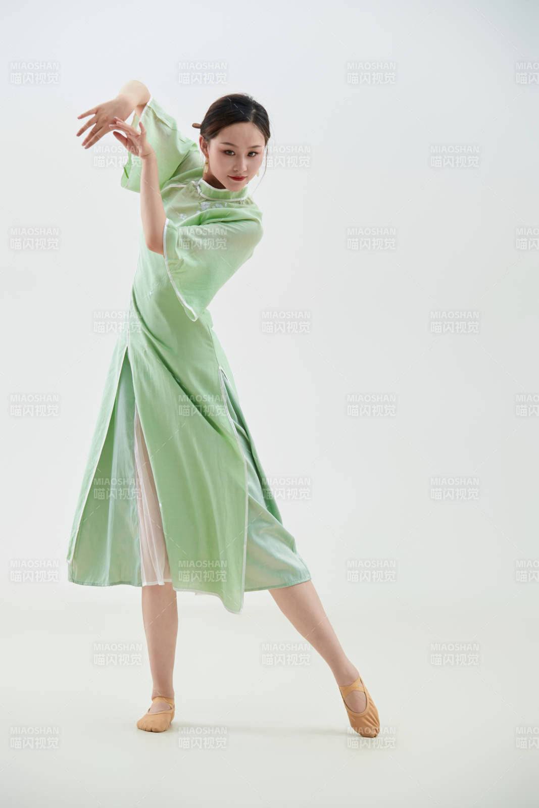 穿著中式旗袍翩翩舞蹈的亞洲少女舞者