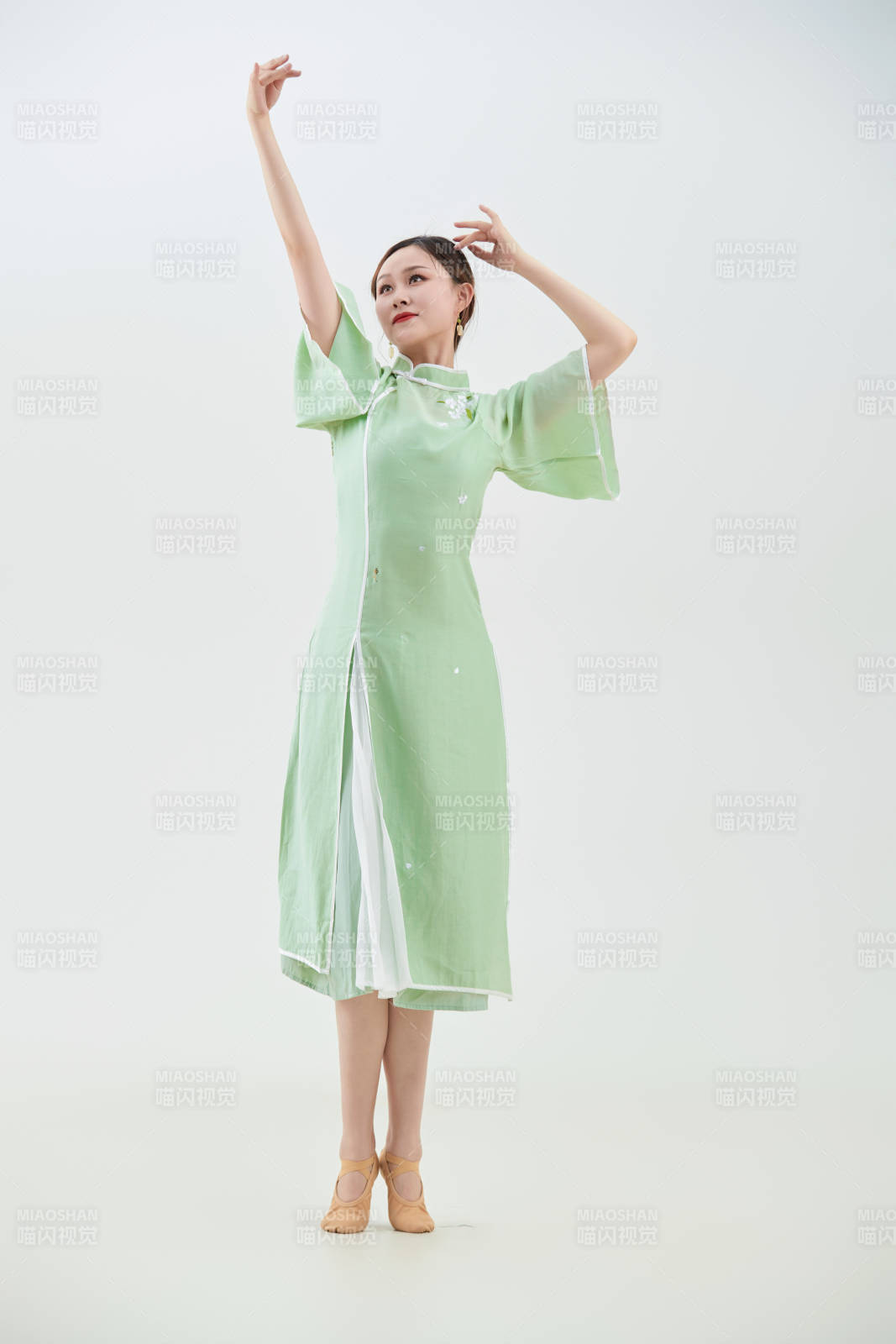 穿著中式旗袍翩翩舞蹈的亞洲少女舞者