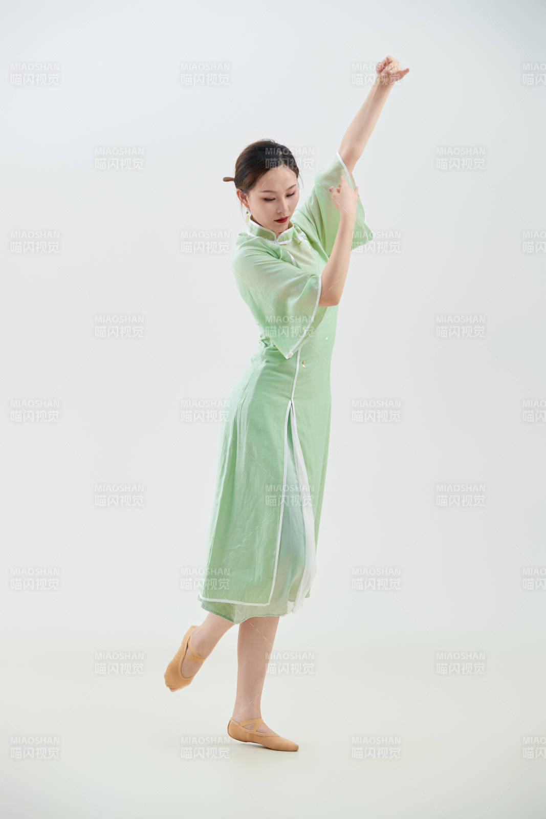 穿著中式旗袍翩翩舞蹈的亞洲少女舞者