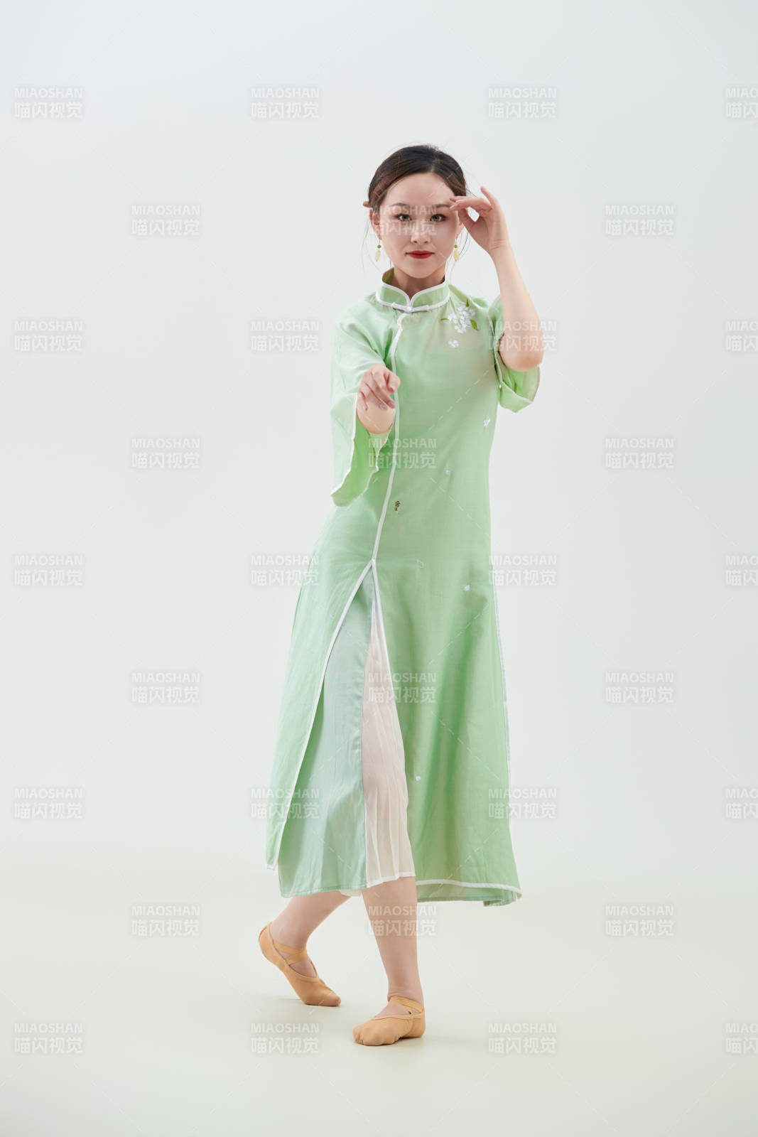 穿著中式旗袍翩翩舞蹈的亞洲少女舞者