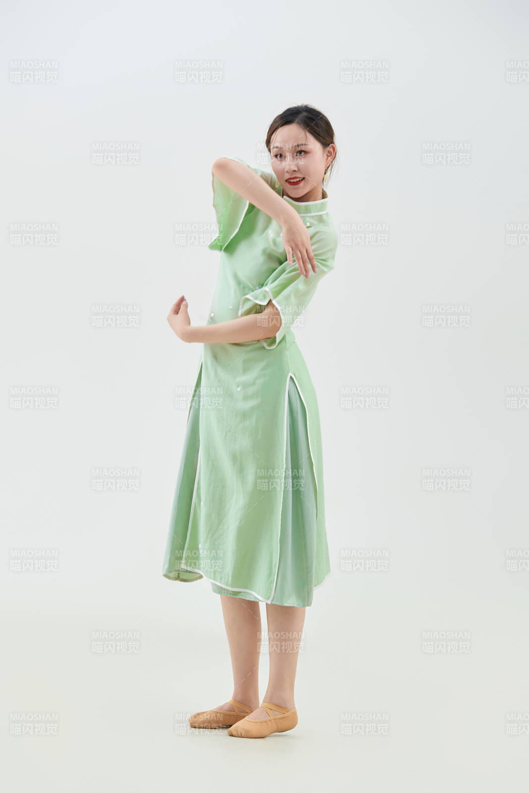 穿著中式旗袍翩翩舞蹈的亞洲少女舞者