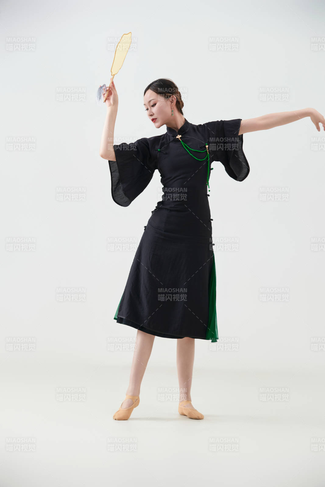 穿著中式旗袍翩翩舞蹈的亞洲少女舞者