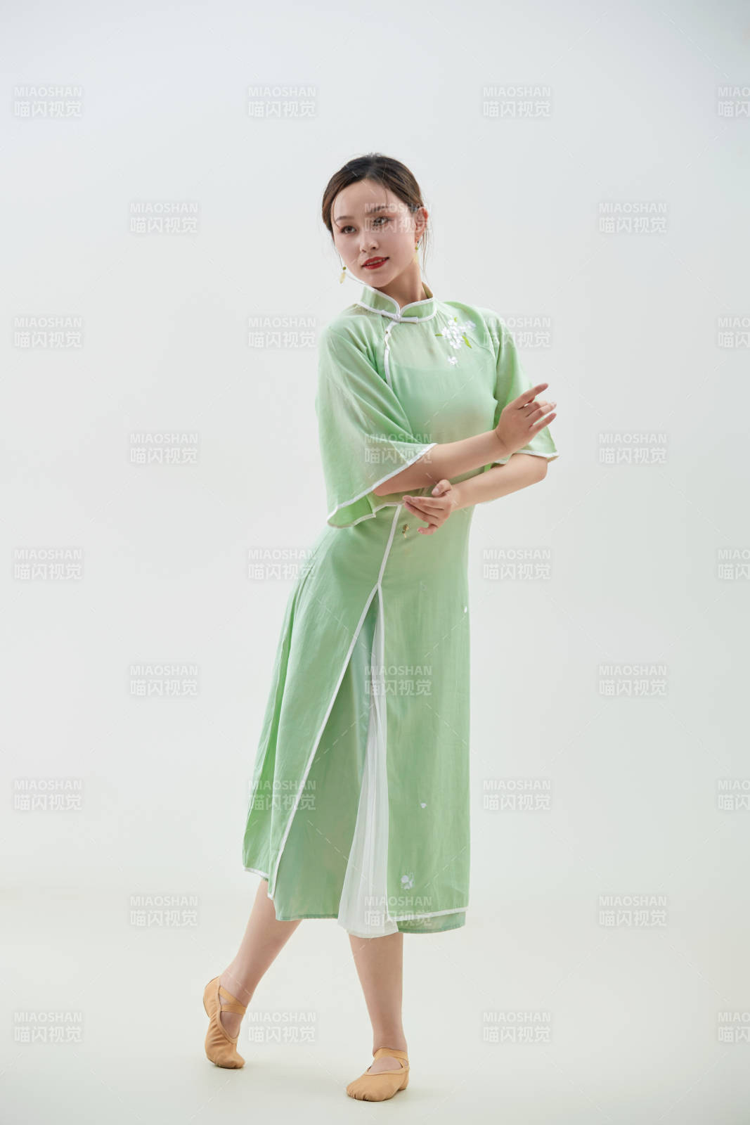 穿著中式旗袍翩翩舞蹈的亞洲少女舞者