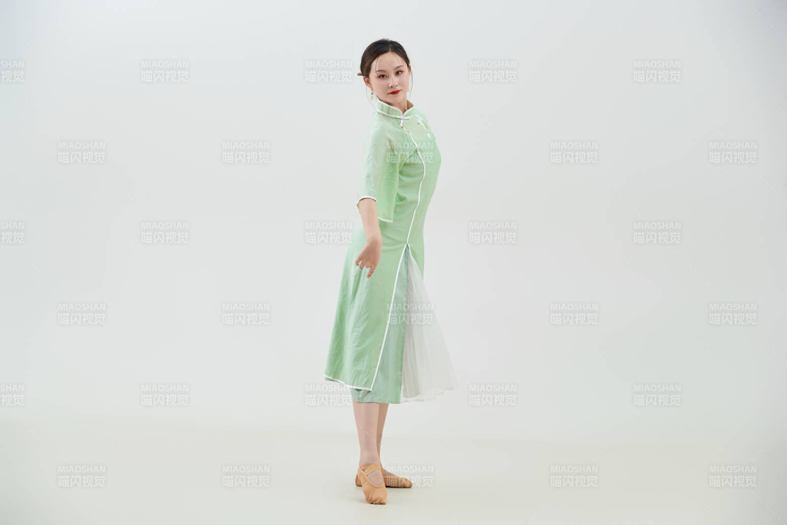 穿著中式旗袍翩翩舞蹈的亞洲少女舞者