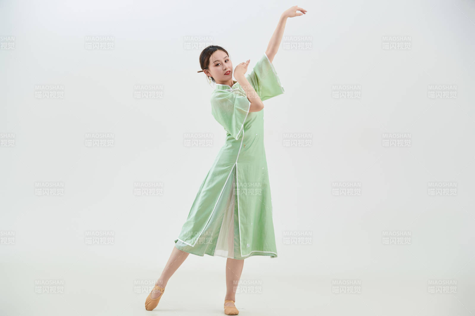 穿著中式旗袍翩翩舞蹈的亞洲少女舞者