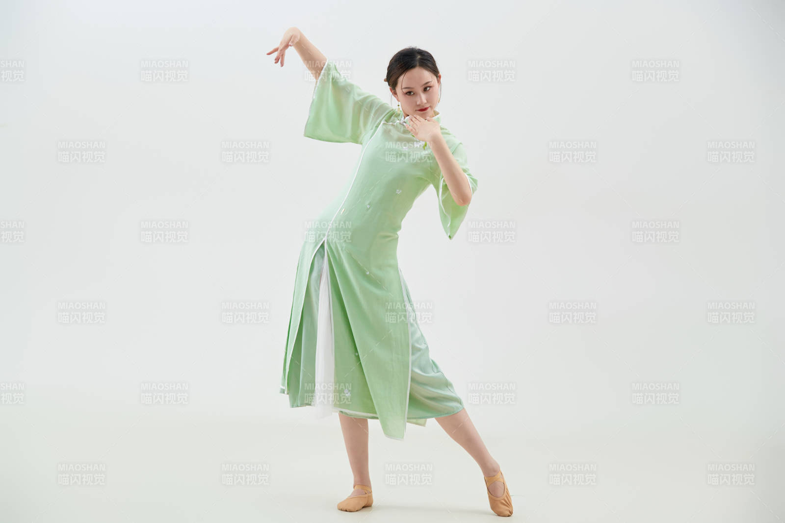 穿著中式旗袍翩翩舞蹈的亞洲少女舞者