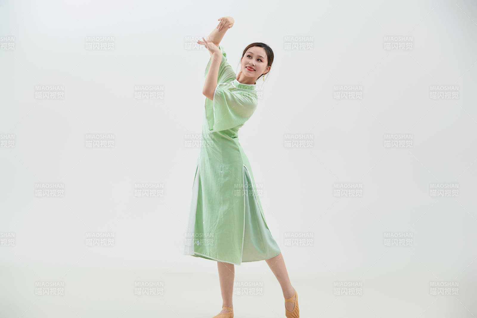 穿著中式旗袍翩翩舞蹈的亞洲少女舞者