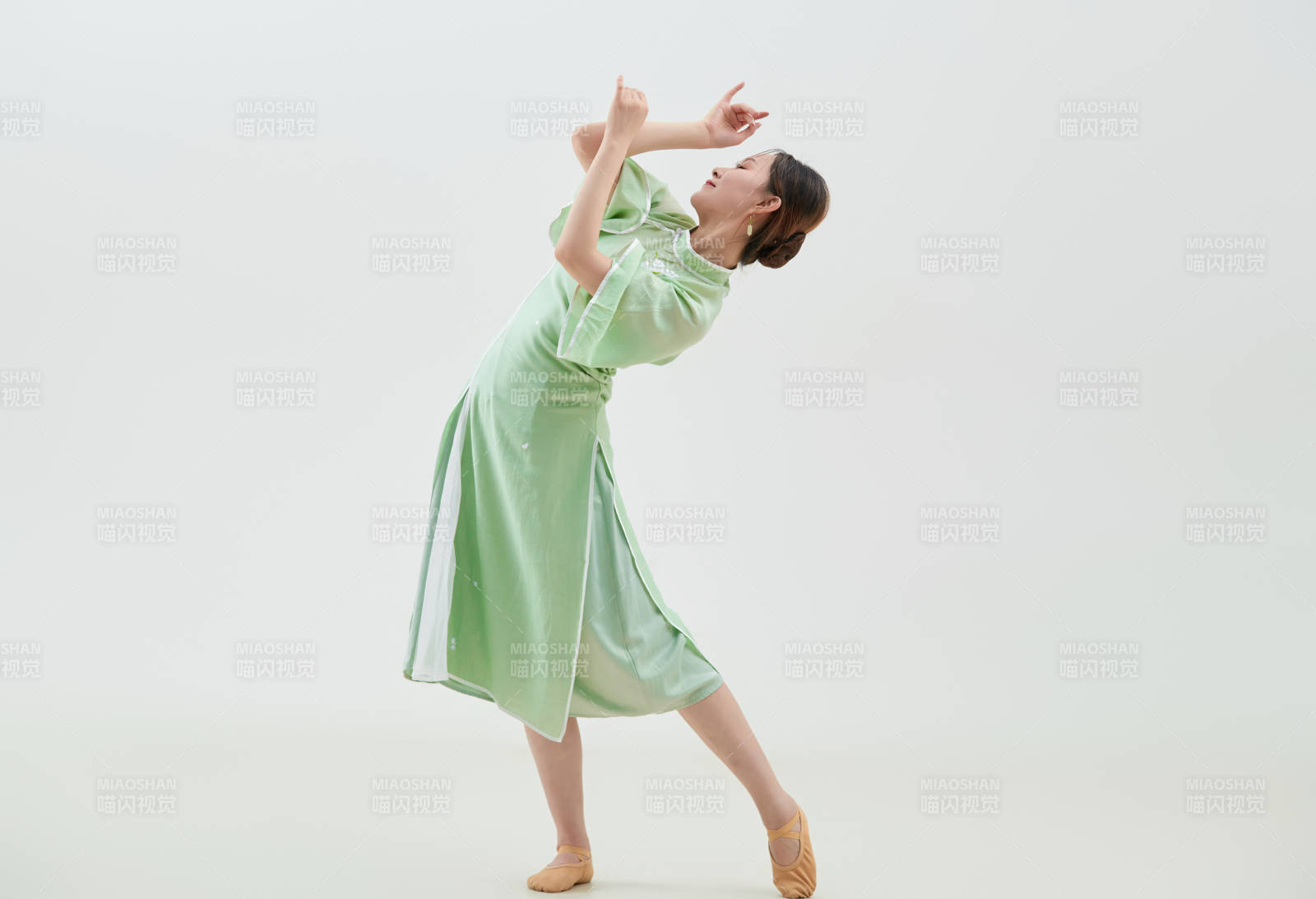 穿著中式旗袍翩翩舞蹈的亞洲少女舞者