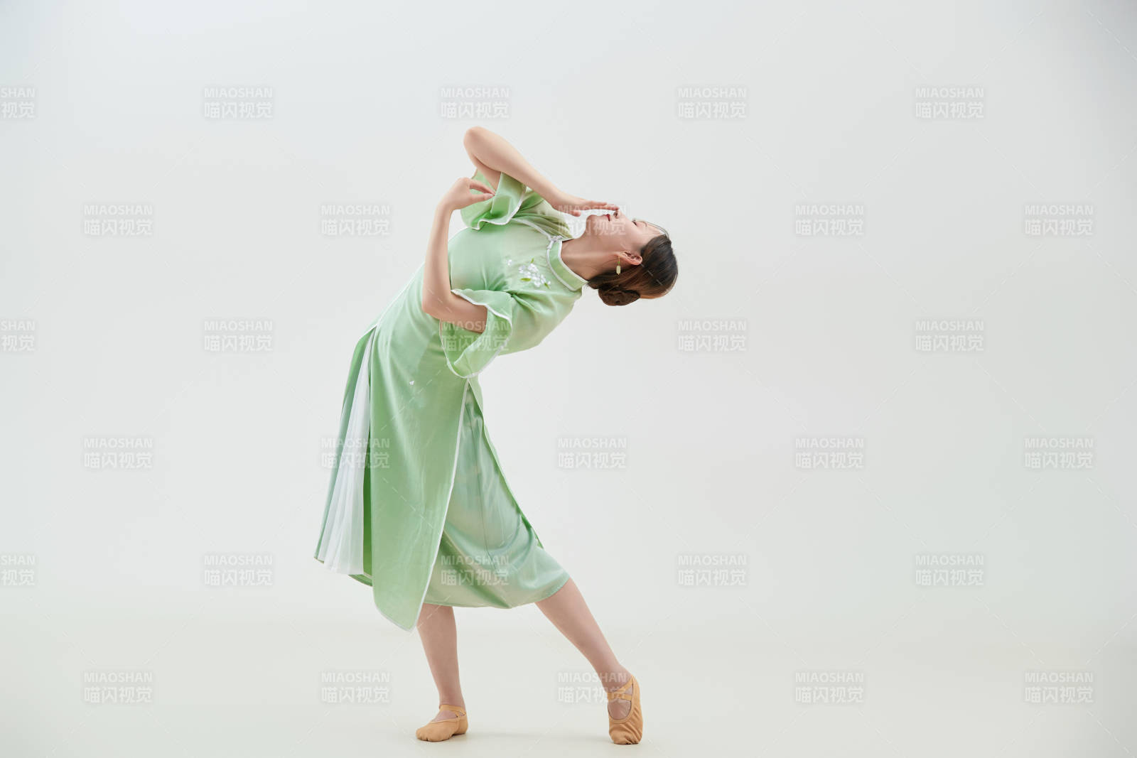 穿著中式旗袍翩翩舞蹈的亞洲少女舞者