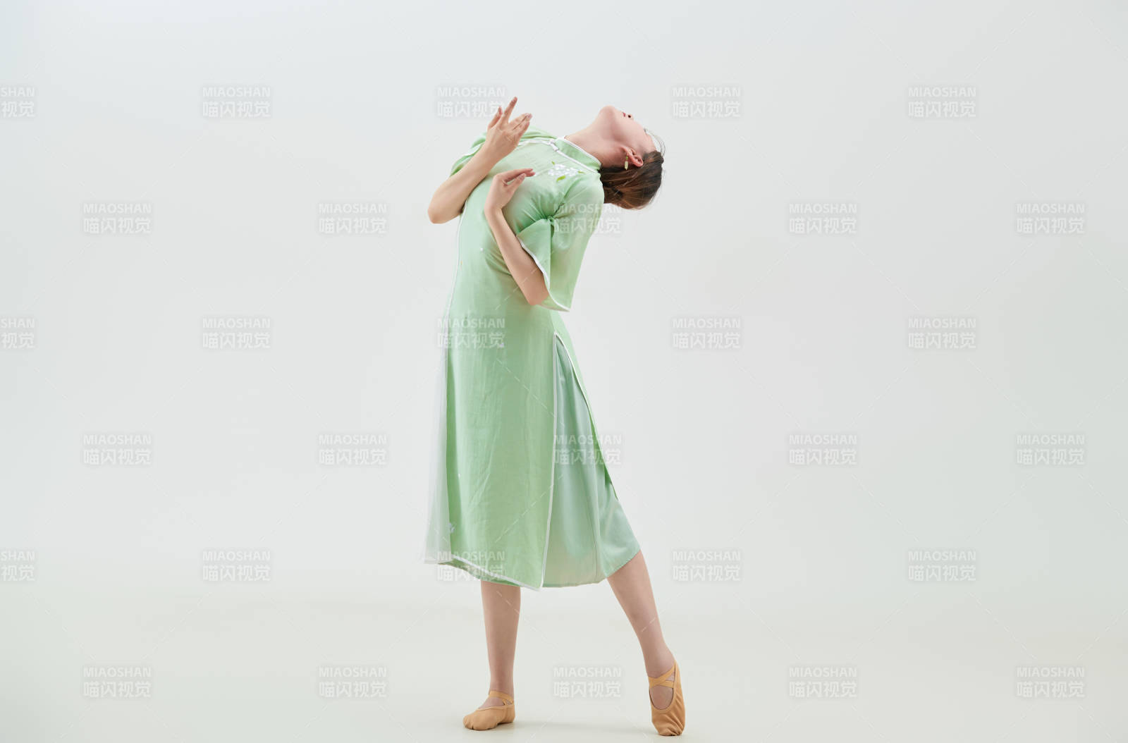 穿著中式旗袍翩翩舞蹈的亞洲少女舞者