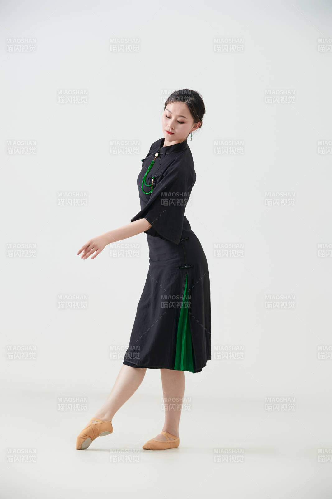 穿著中式旗袍翩翩舞蹈的亞洲少女舞者