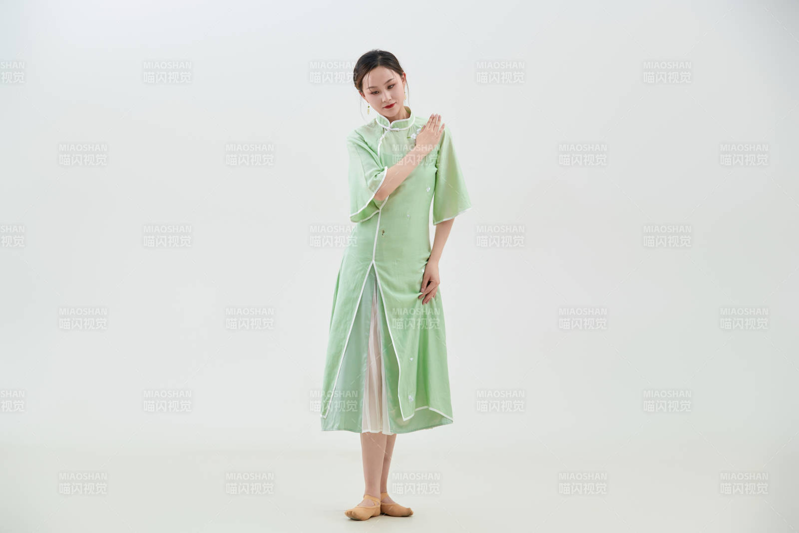 穿著中式旗袍翩翩舞蹈的亞洲少女舞者