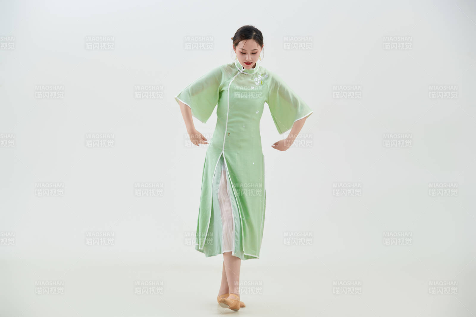 穿著中式旗袍翩翩舞蹈的亞洲少女舞者