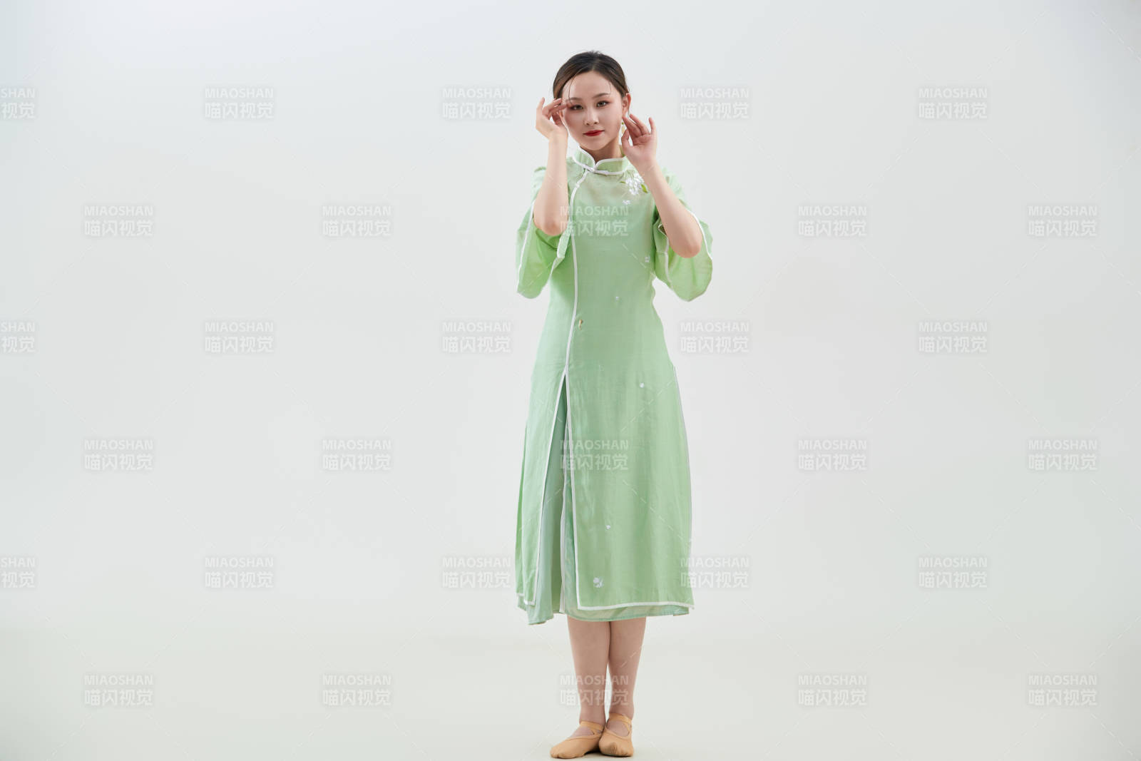 穿著中式旗袍翩翩舞蹈的亞洲少女舞者