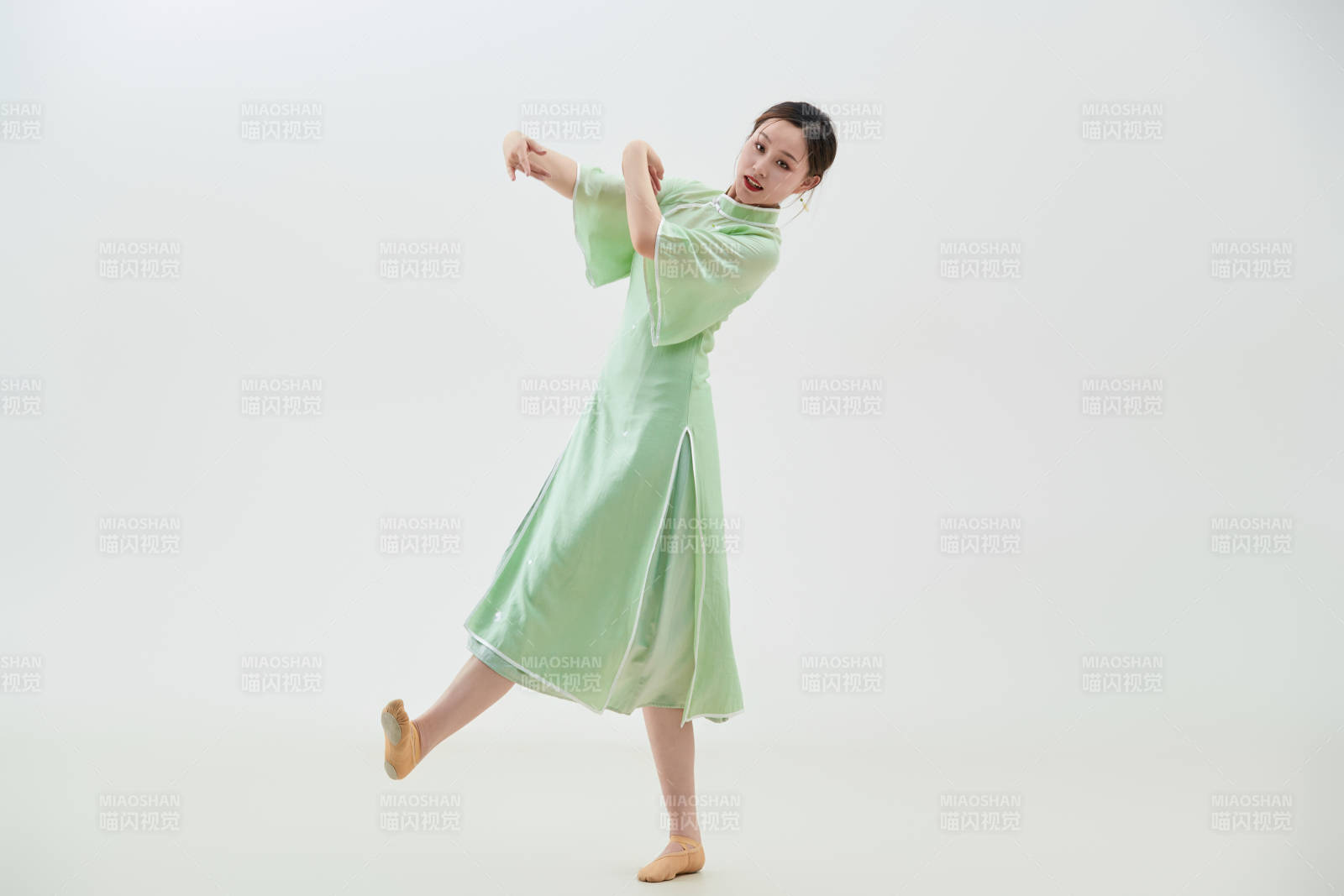 穿著中式旗袍翩翩舞蹈的亞洲少女舞者