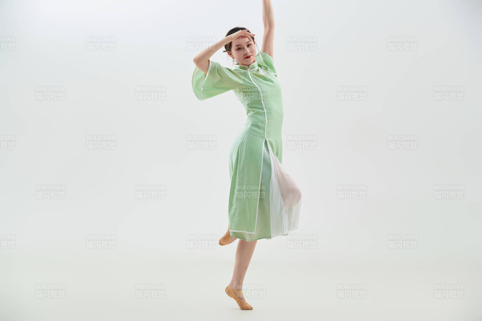 穿著中式旗袍翩翩舞蹈的亞洲少女舞者