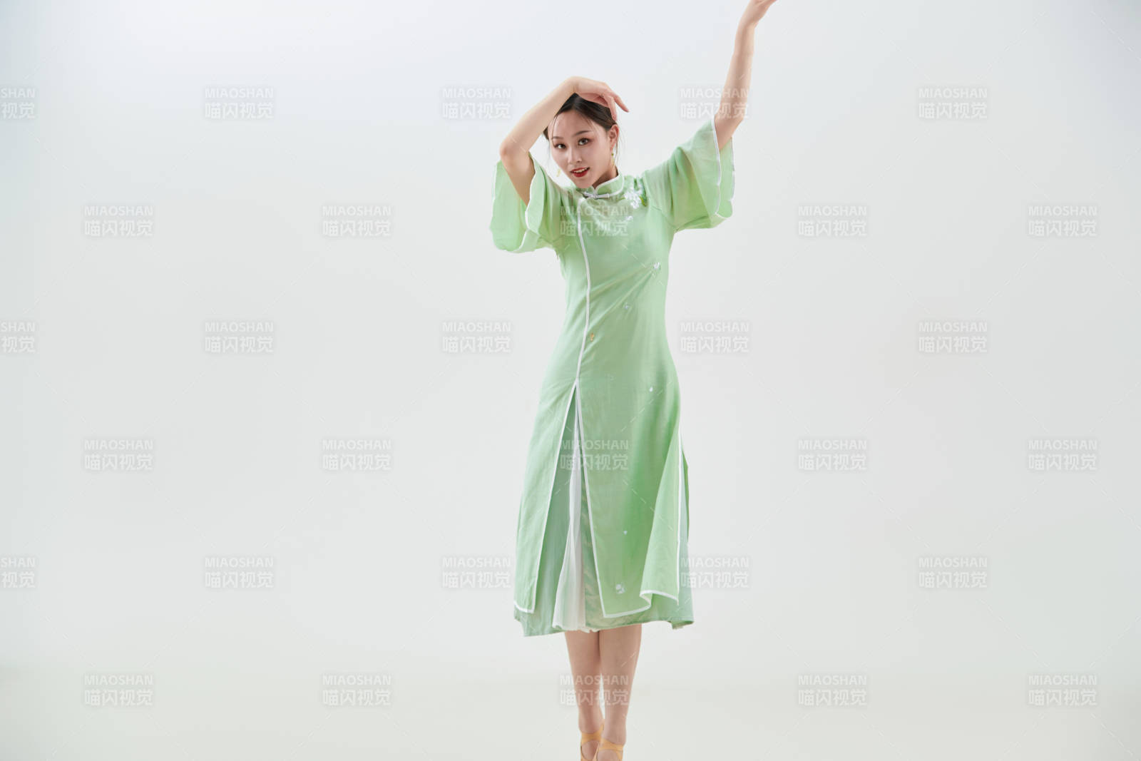 穿著中式旗袍翩翩舞蹈的亞洲少女舞者