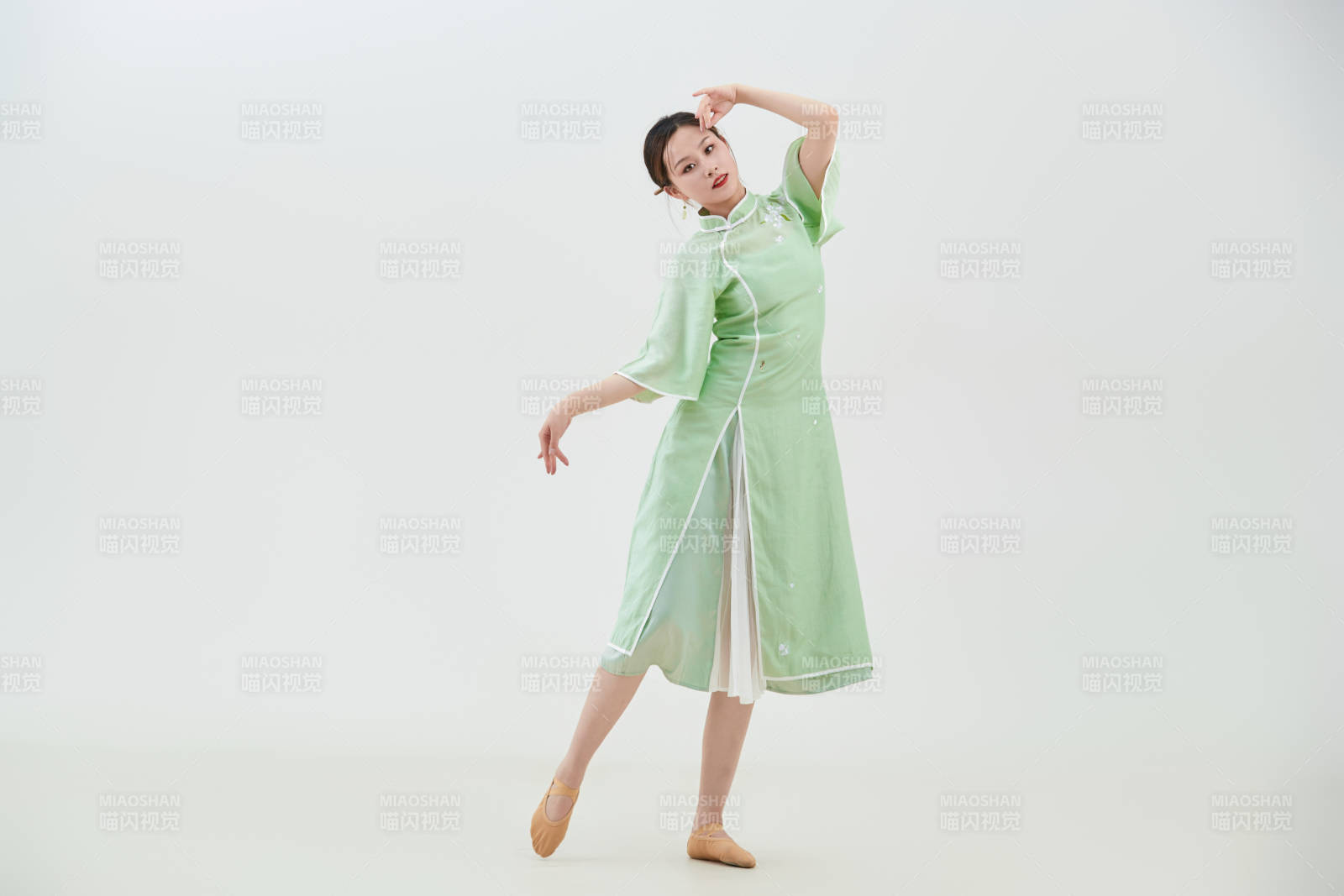 穿著中式旗袍翩翩舞蹈的亞洲少女舞者