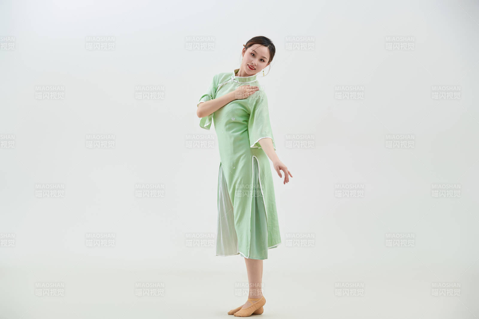 穿著中式旗袍翩翩舞蹈的亞洲少女舞者