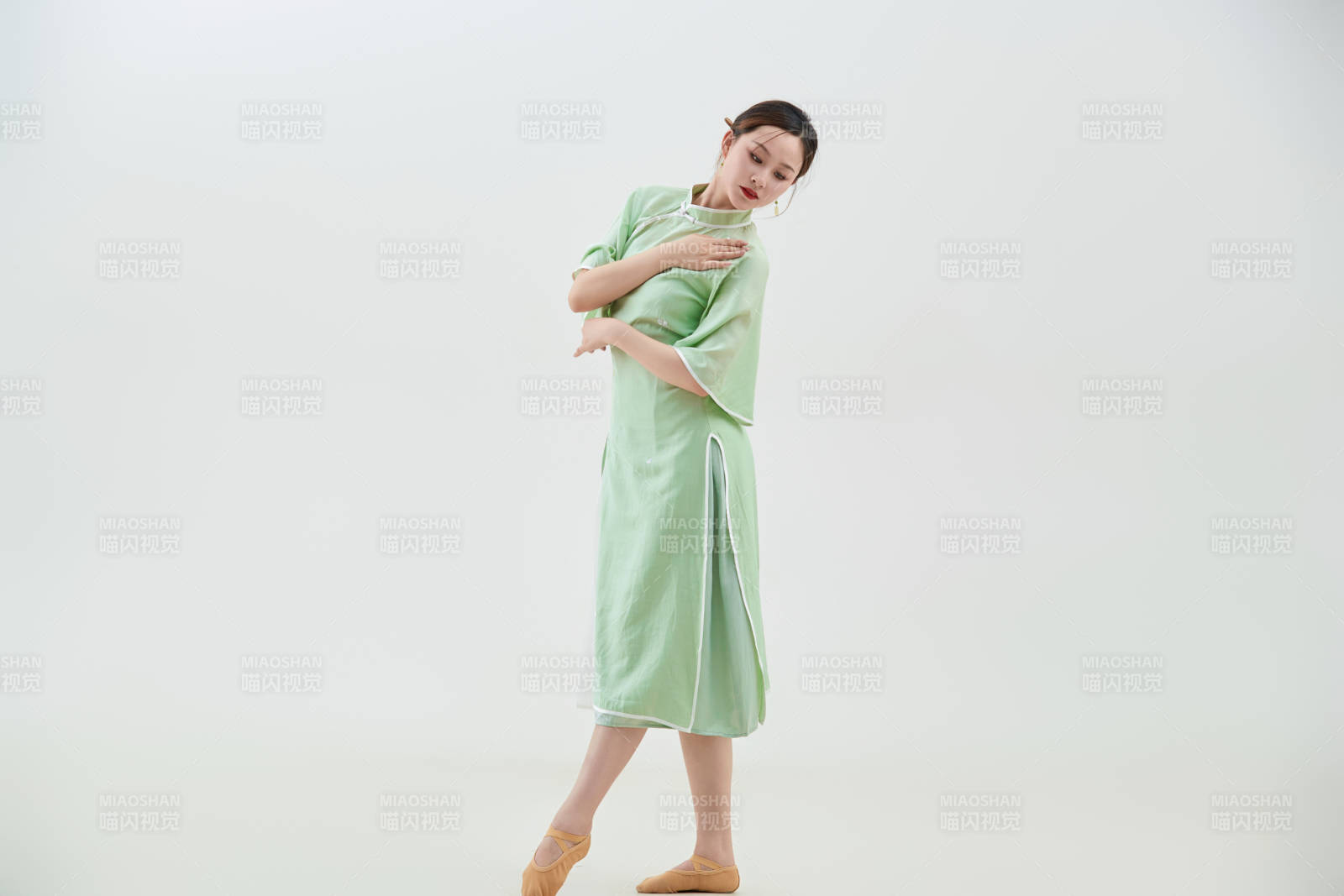 穿著中式旗袍翩翩舞蹈的亞洲少女舞者