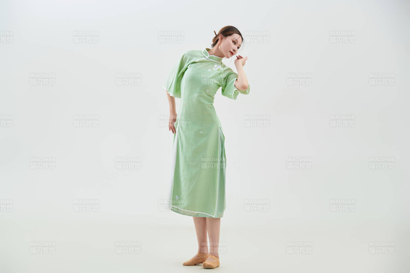 穿著中式旗袍翩翩舞蹈的亞洲少女舞者