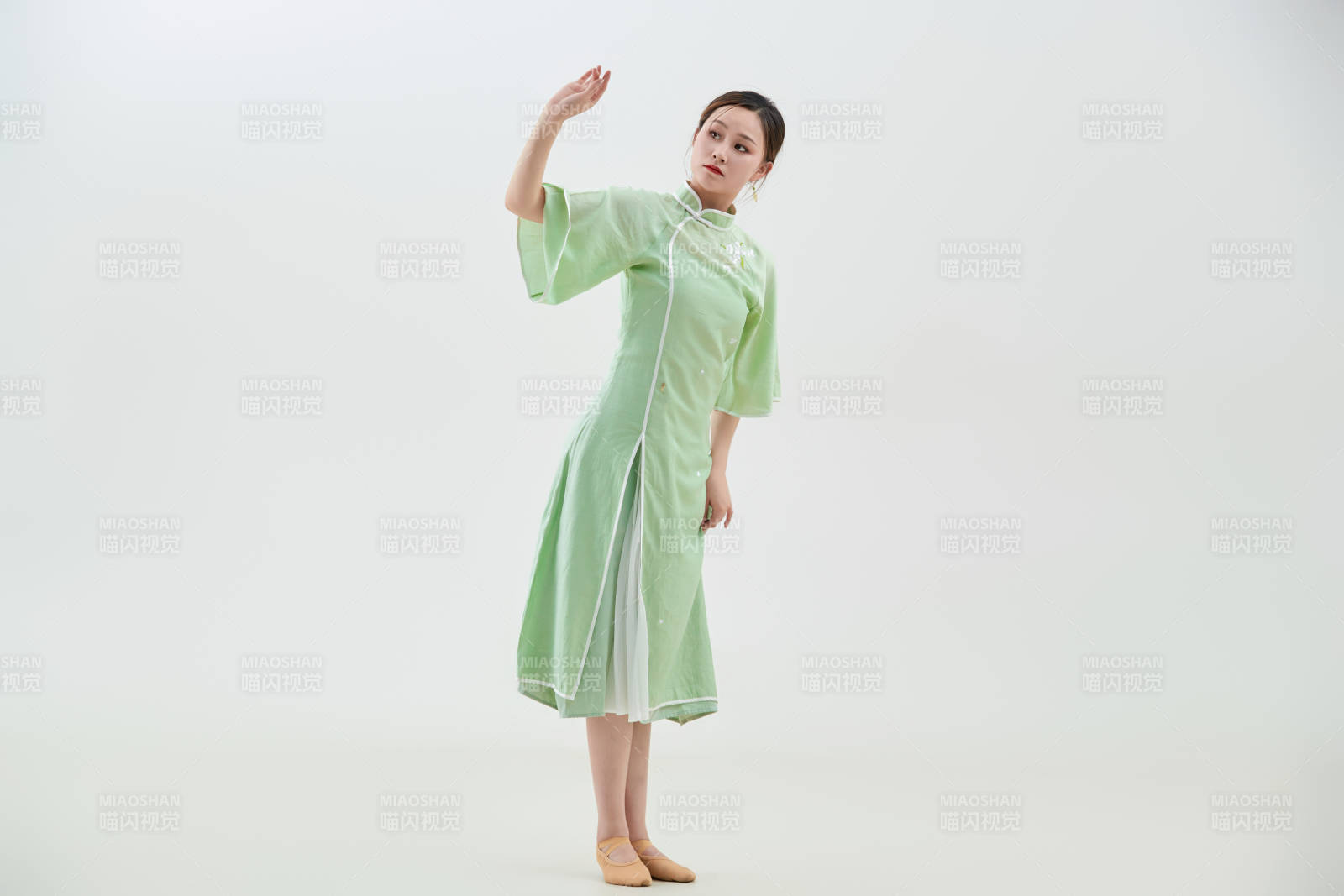 穿著中式旗袍翩翩舞蹈的亞洲少女舞者