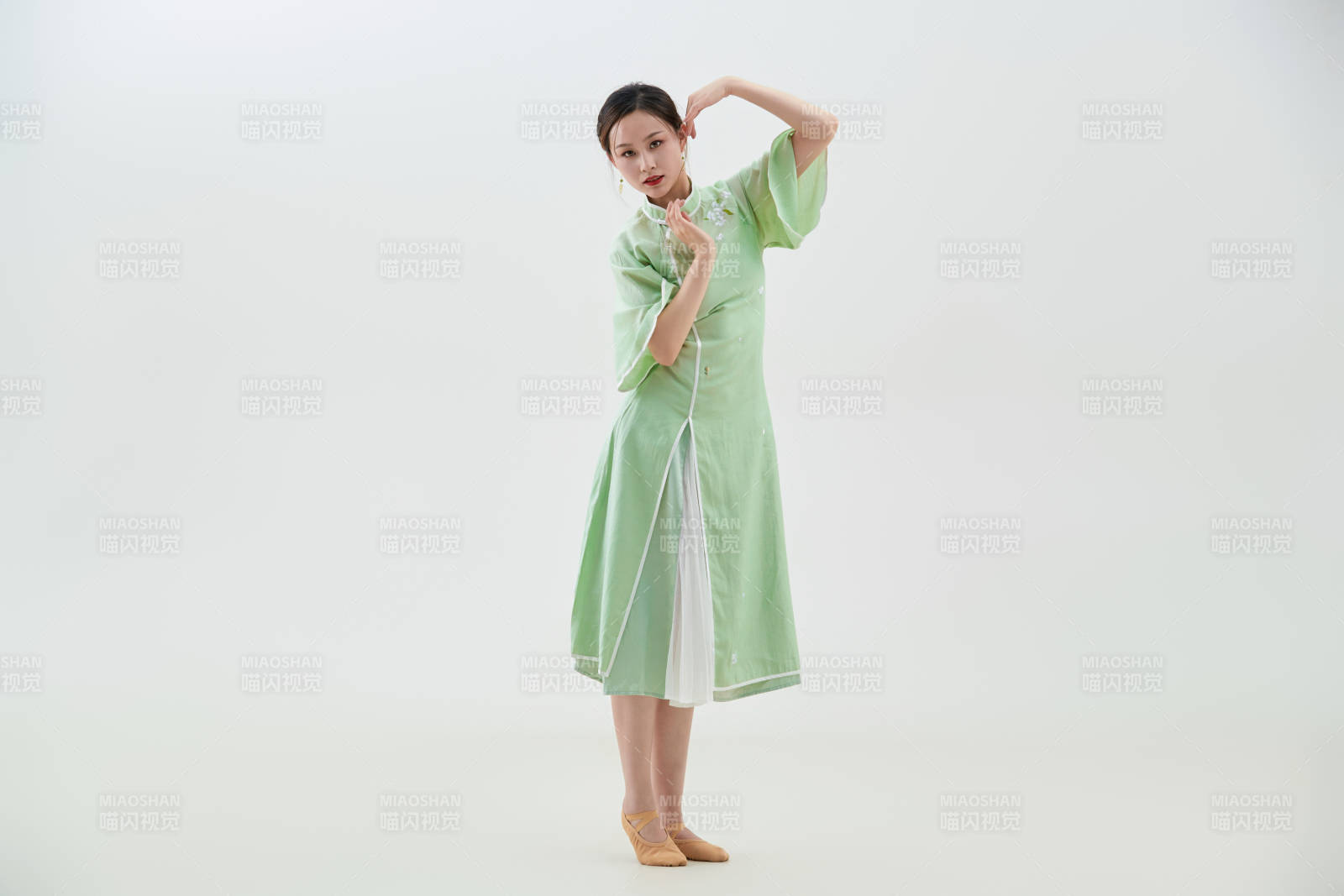 穿著中式旗袍翩翩舞蹈的亞洲少女舞者