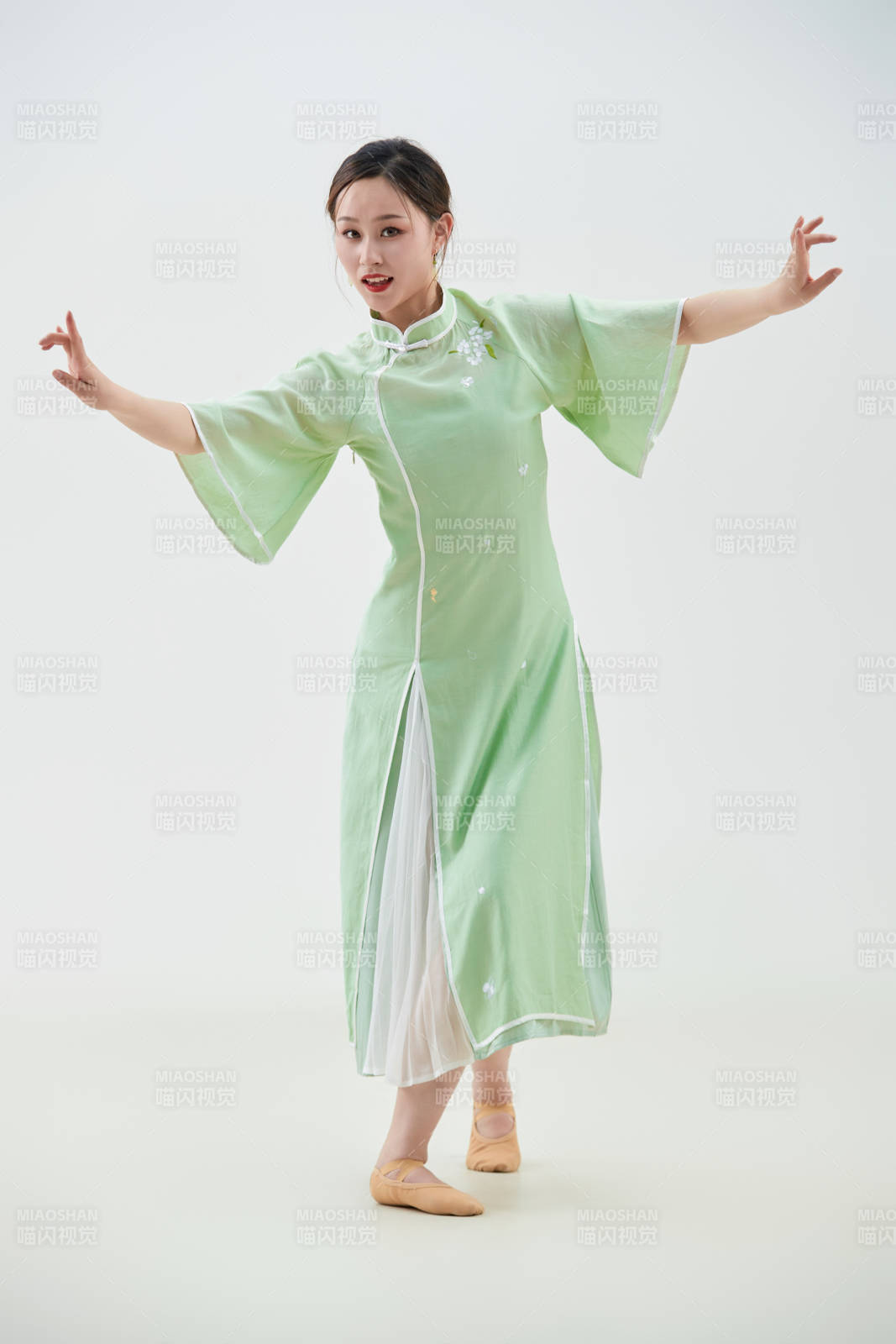 穿著中式旗袍翩翩舞蹈的亞洲少女舞者