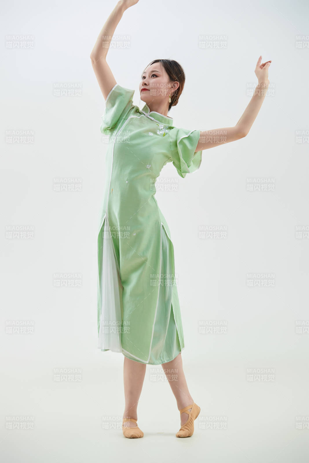 穿著中式旗袍翩翩舞蹈的亞洲少女舞者