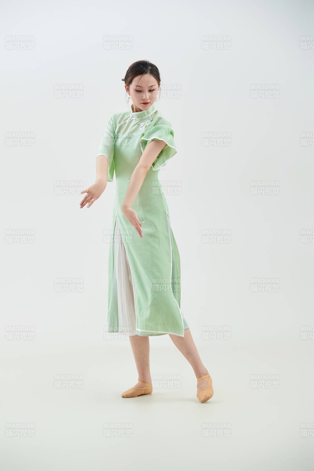 穿著中式旗袍翩翩舞蹈的亞洲少女舞者