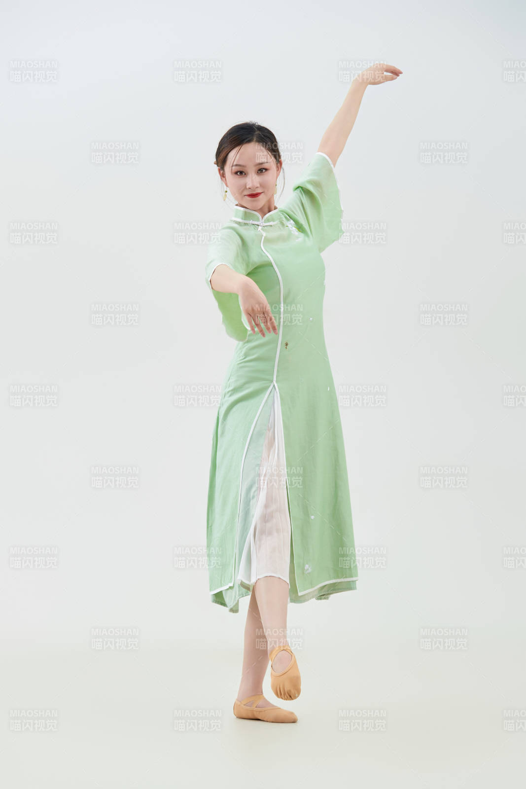 穿著中式旗袍翩翩舞蹈的亞洲少女舞者