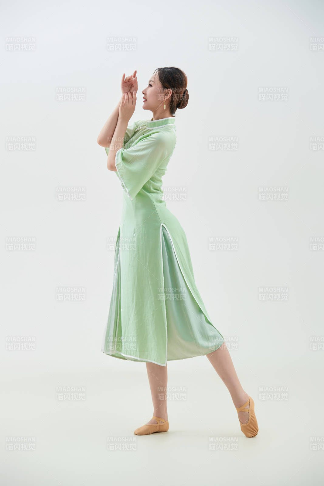 穿著中式旗袍翩翩舞蹈的亞洲少女舞者