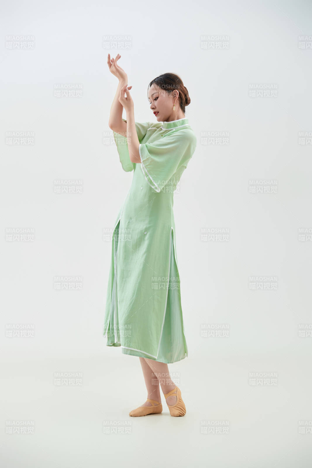 穿著中式旗袍翩翩舞蹈的亞洲少女舞者